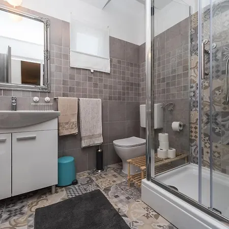 Apartment Family Friendly With A Swimming Pool Sutomiscica, Ugljan - 13872 Preko