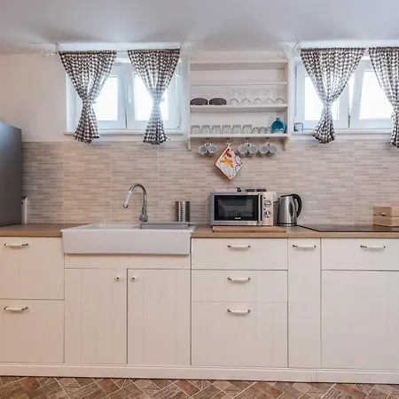 Apartment Family Friendly With A Swimming Pool Sutomiscica, Ugljan - 13872 Preko