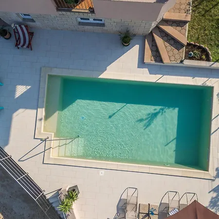 Family-friendly With Swimming Pool Sutomiscica, Ugljan - 13872 דירה פרקו