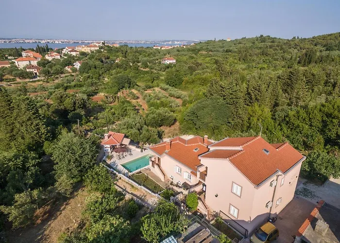 Family-friendly With Swimming Pool Sutomiscica, Ugljan - 13872 דירה פרקו