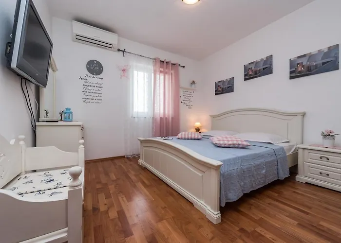 דירה Family-friendly With Swimming Pool Sutomiscica, Ugljan - 13872 פרקו