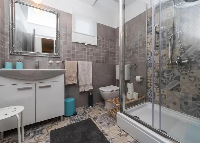 דירה Family-friendly With Swimming Pool Sutomiscica, Ugljan - 13872 פרקו