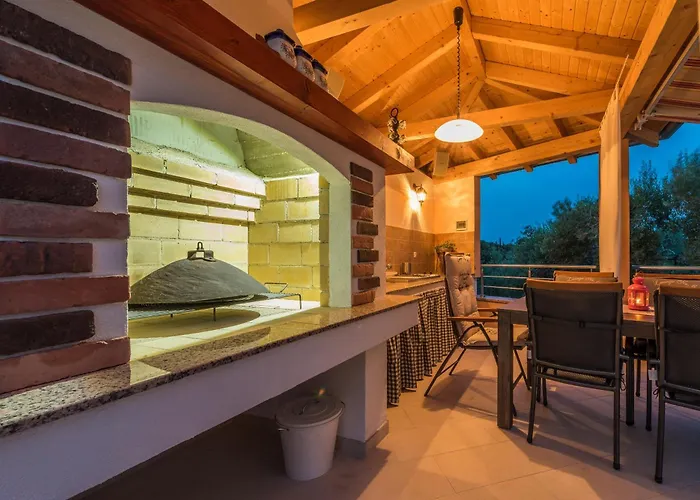 דירה Family-friendly With Swimming Pool Sutomiscica, Ugljan - 13872 פרקו