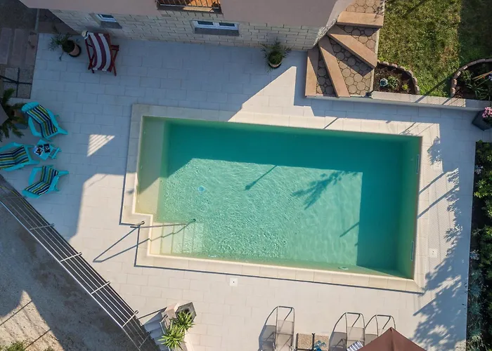 Family-friendly With Swimming Pool Sutomiscica, Ugljan - 13872 דירה פרקו