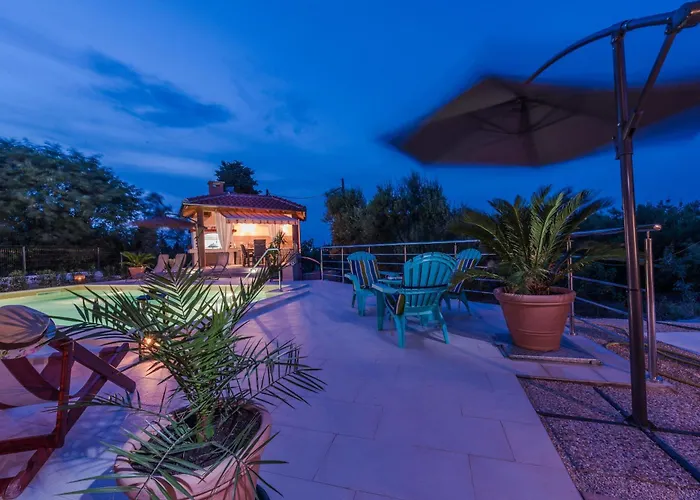 Family-friendly With Swimming Pool Sutomiscica, Ugljan - 13872 דירה