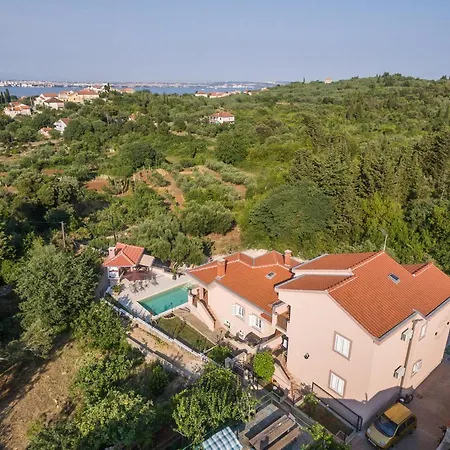 Family-friendly With Swimming Pool Sutomiscica, Ugljan - 13872 Апартаменты Преко