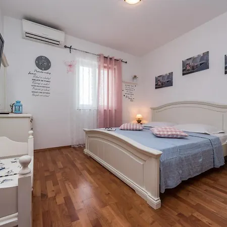 Апартаменты Family-friendly With Swimming Pool Sutomiscica, Ugljan - 13872 Преко