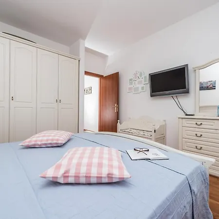 Family-friendly With Swimming Pool Sutomiscica, Ugljan - 13872 Апартаменты *