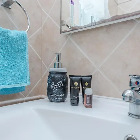 Апартаменты Family-friendly With Swimming Pool Sutomiscica, Ugljan - 13872 Преко