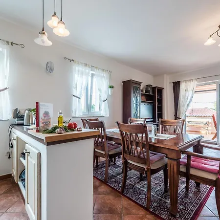 Апартаменты Family-friendly With Swimming Pool Sutomiscica, Ugljan - 13872