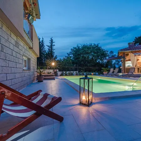 Family-friendly With Swimming Pool Sutomiscica, Ugljan - 13872 Апартаменты *